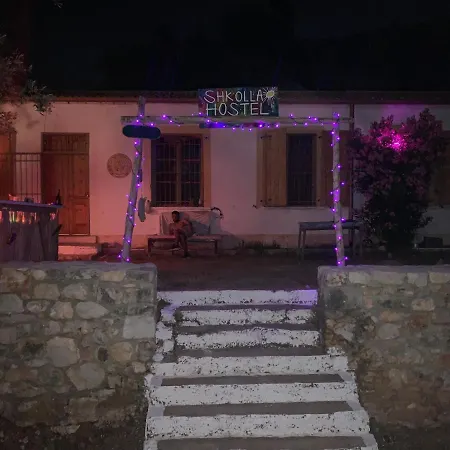 Shkolla & Auberge de jeunesse Vuno