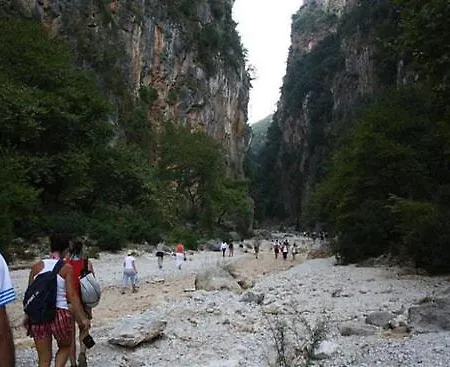 Auberge de jeunesse Shkolla & *