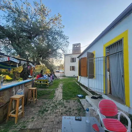 Shkolla Hostel&camping
