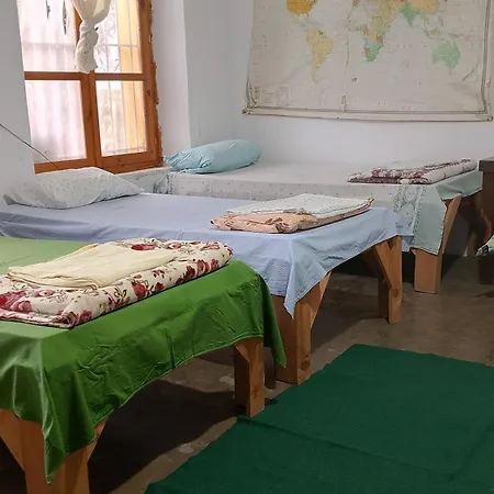Shkolla Hostel&camping Ostello *