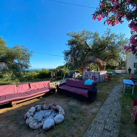 Auberge de jeunesse Shkolla & *