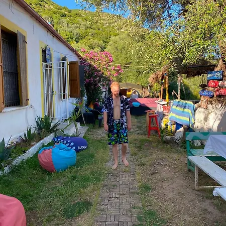 Auberge de jeunesse Shkolla & Vuno