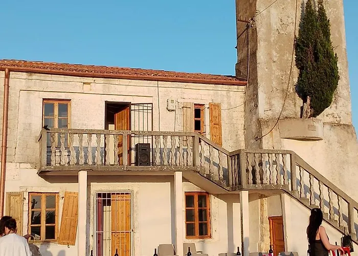 호스텔 Shkolla & Vuno