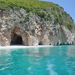 Shkolla & *
