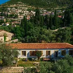Hostel Shkolla & *