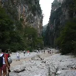 Hostel Shkolla & *