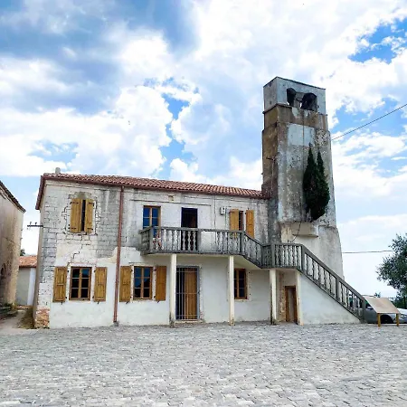 Shkolla & Hostal