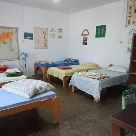 אכסניה Shkolla &