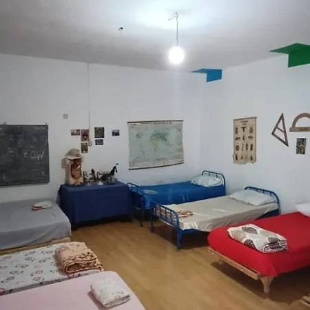 Hostal Shkolla & *